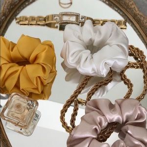 FREE scrunchie with purchase of any bundle ❤️